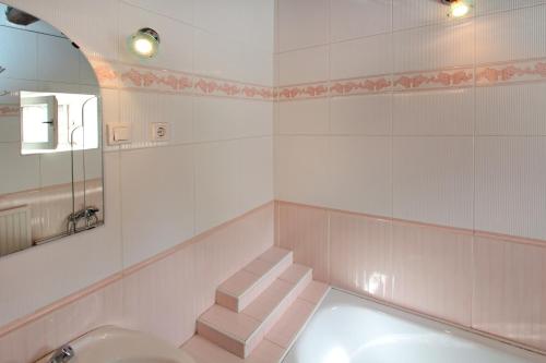 Ванна кімната в Sörényes Udvarház