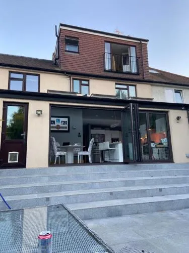 A deluxe double room with ensuite shower bath room or upgrade to a Cosy double room and private shower room just a 2 minute walk to Train station photo 8
