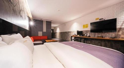 Televisyen dan/atau pusat hiburan di Gram Hotel