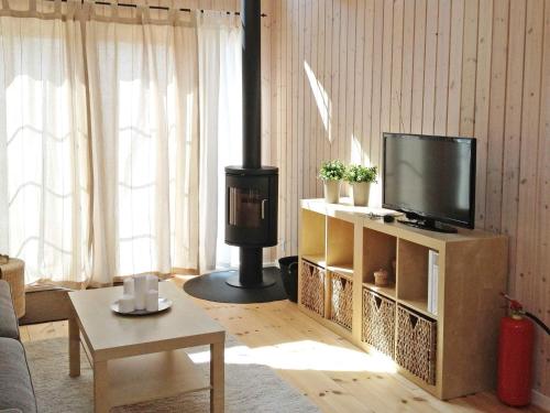 Televisyen dan/atau pusat hiburan di 4 person holiday home in Karrebæksminde-By Traum