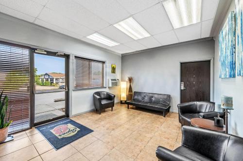 Zona de estar de Super 8 by Wyndham Independence Kansas City