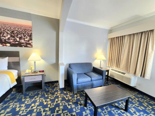 Katil atau katil-katil dalam bilik di Days Inn by Wyndham Robstown
