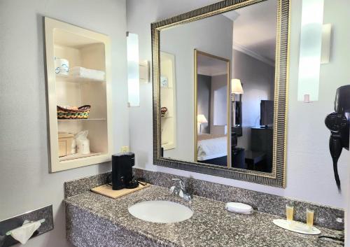 Bilik mandi di Days Inn by Wyndham Robstown