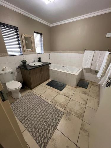 Bilik mandi di Sable Ranch Bush Lodge