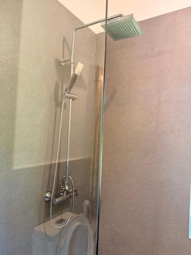 a shower stall with a urinal in a bathroom at Villa Kobeimalhéna, Matara in Sulutanagoda