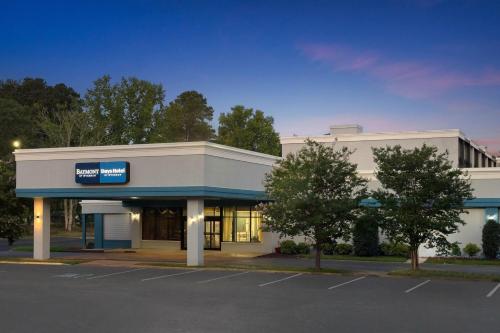 an office building with a sign on the front of it at Baymont by Wyndham Williamsburg I-64 in Williamsburg