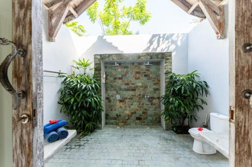 Ein Garten an der Unterkunft Beach Villas Lombok