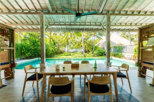 Der Swimmingpool an oder in der Nähe von Beach Villas Lombok