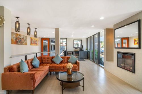 a living room with a couch and a table at La Luna Inn, an Ascend Collection Hotel in San Francisco