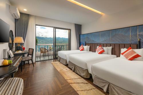 Postel nebo postele na pokoji v ubytování DeLaMont Sapa Hotel - Hill Serenity Retreat
