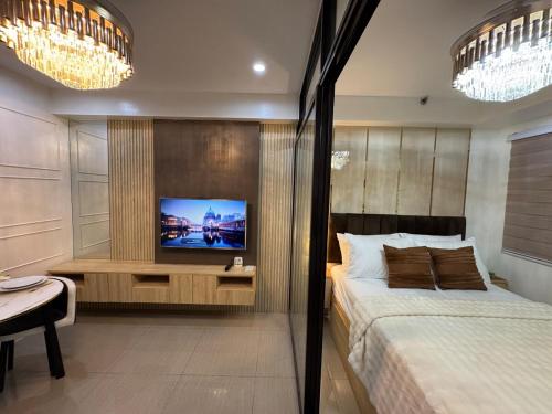 En eller flere senge i et værelse på Sunny side Cityscape C2 RM 1716 Shore Residences by Prime Stay MOA