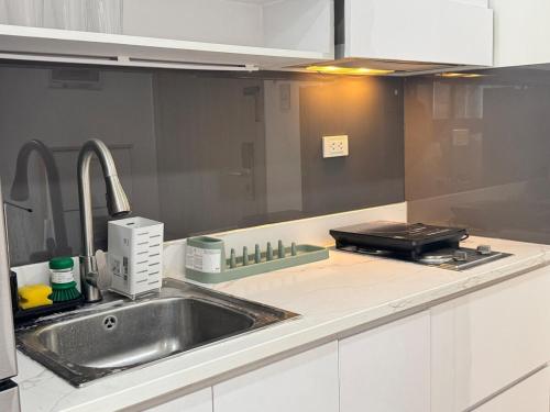 Køkken eller tekøkken på Sunny side Cityscape C2 RM 1716 Shore Residences by Prime Stay MOA