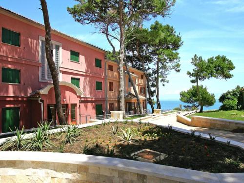 Apartment in Veli Lo inj by the Beach