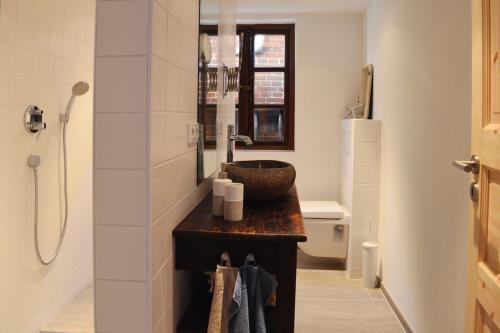 オッテルンドルフにあるStrandHafenのバスルーム(洗面台、トイレ付)