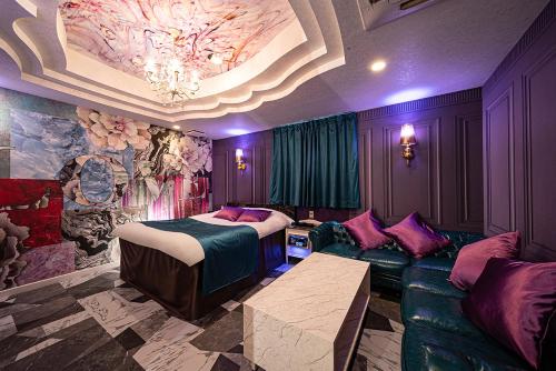 een hotelkamer met een bed en een bank bij HOTEL FIVE plus -Adult Only- in Osaka