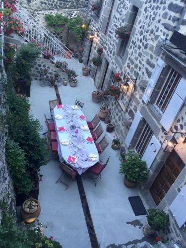 an overhead view of a table and chairs in a courtyard at L'ESCALE DE CAMILLE in Murat
