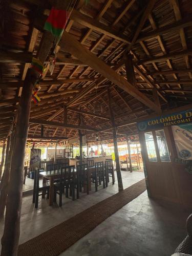 Ein Restaurant oder anderes Speiselokal in der Unterkunft Nilaveli Sheen Coast 