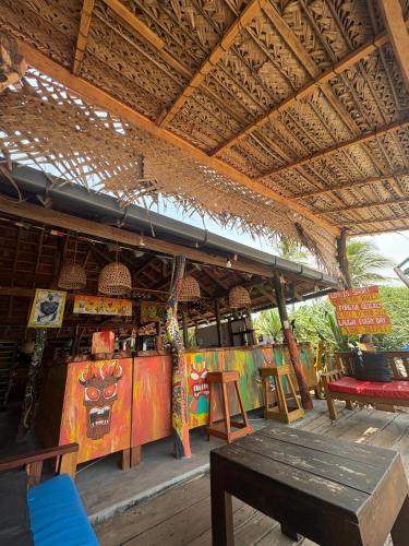 Ein Restaurant oder anderes Speiselokal in der Unterkunft Nilaveli Sheen Coast 