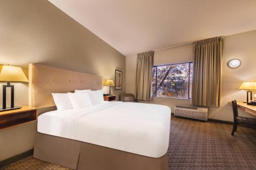 Un ou plusieurs lits dans un hébergement de l'établissement Gaia Hotel & Spa Redding, an Ascend Collection Hotel