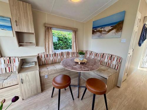 a small dining room with a table and chairs at Chalet Beau in Westerland