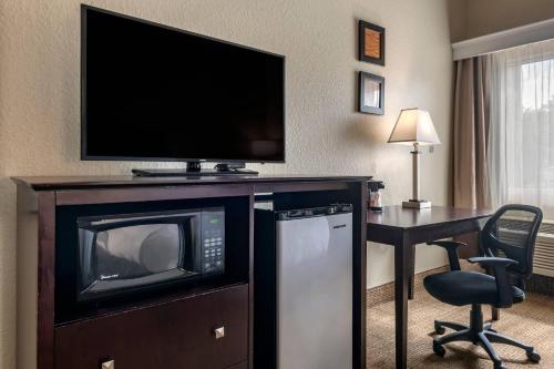 Televisyen dan/atau pusat hiburan di Comfort Inn & Suites DeLand - near University