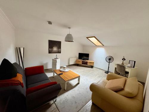 una sala de estar con un sofá y una mesa en Alpinhotel INzeller, en Inzell