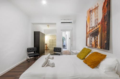 Open-concept apartment near Central Market