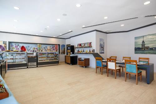a store with a dining room with tables and chairs at VONRESORT Elite & Aqua - Ultra All Inclusive & Kids Concept in Side