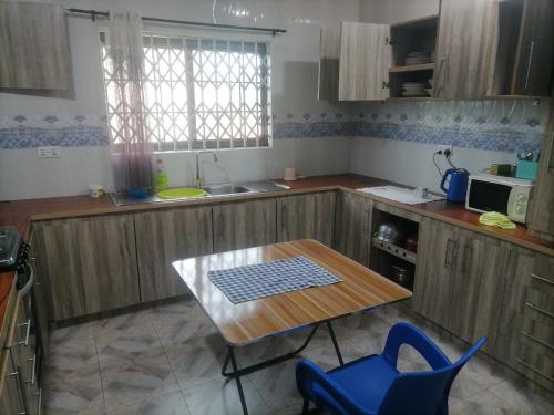 Η κουζίνα ή μικρή κουζίνα στο Grace Doamekpor's Villa