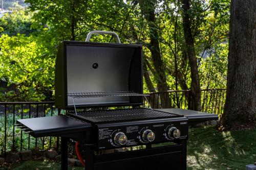 a black grill sitting on top of a barbecue at プライベートリゾート河津 in Kawazu