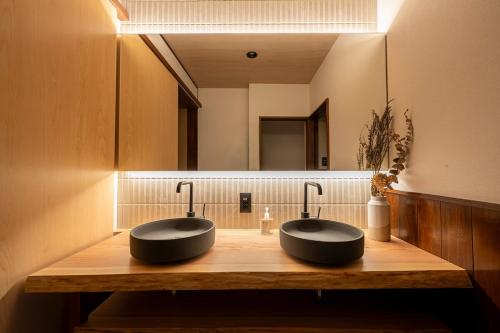 a bathroom with two sinks and a mirror at プライベートリゾート河津 in Kawazu