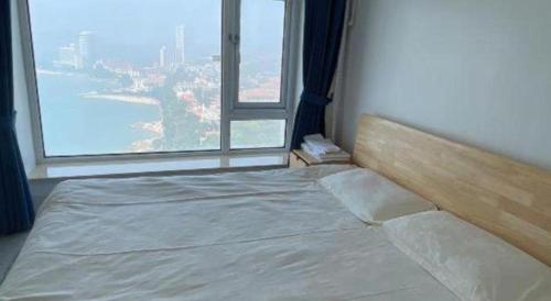 Postel nebo postele na pokoji v ubytování Qingdao Donghai Hotel