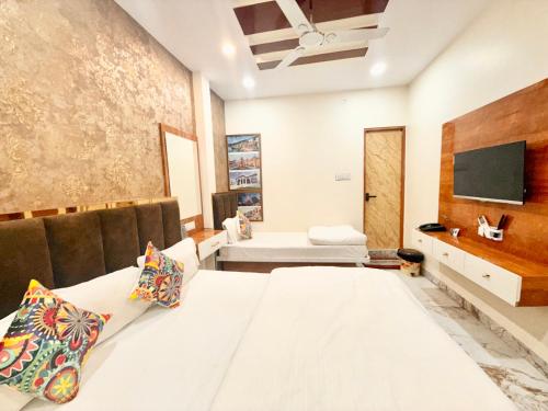 Postel nebo postele na pokoji v ubytování UJN-Hotel NEW MINN ! Ujjain,Near Shree Mahakaleshwar jyotilinga Temple & Railway station Spacious,Fully Air conditioned Rooms with Wifi And Parking, , BEST HOTEL IN UJJAIN