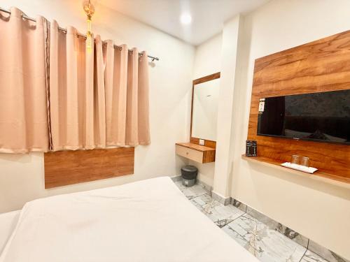 TV a/nebo společenská místnost v ubytování UJN-Hotel NEW MINN ! Ujjain,Near Shree Mahakaleshwar jyotilinga Temple & Railway station Spacious,Fully Air conditioned Rooms with Wifi And Parking, , BEST HOTEL IN UJJAIN