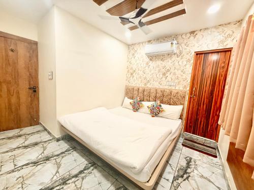 Postel nebo postele na pokoji v ubytování UJN-Hotel NEW MINN ! Ujjain,Near Shree Mahakaleshwar jyotilinga Temple & Railway station Spacious,Fully Air conditioned Rooms with Wifi And Parking, , BEST HOTEL IN UJJAIN