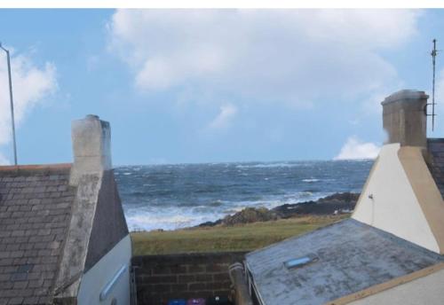 una vista dell'oceano dal tetto di una casa di Wee Braemoray, Portessie, Buckie,Moray a Portessie