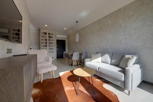 una sala de estar con un sofá y una mesa en RentPlanet - Apartament Karkonoski, en Sosnówka