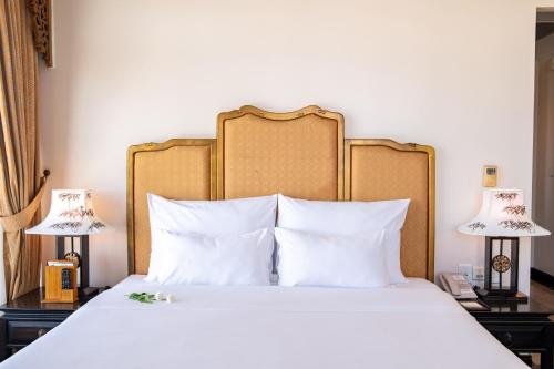 Postel nebo postele na pokoji v ubytování TTC Imperial Hotel