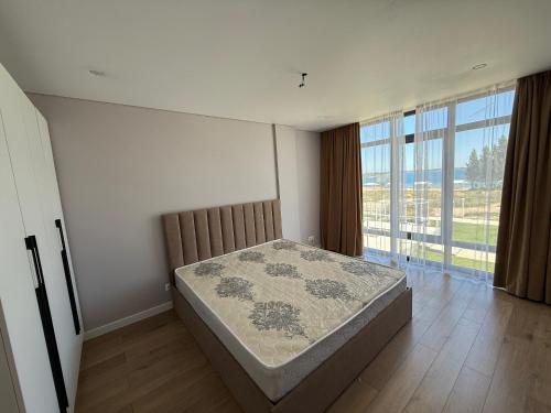 Postel nebo postele na pokoji v ubytování Квартира в Chaika Resort с видом на озеро