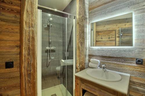a bathroom with a sink and a shower at ARC 1950 - Appartement 10 personnes Duplex Cheminée - ski aux pieds - Sauna, Hammam, Jacuzzi, Piscine in Arc 1950