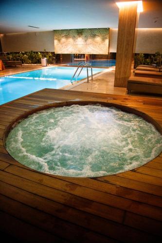 Dosso Dossi Hotels & SPA Downtownの敷地内または近くにあるプール