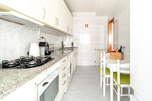Η κουζίνα ή μικρή κουζίνα στο Lagoa Residence