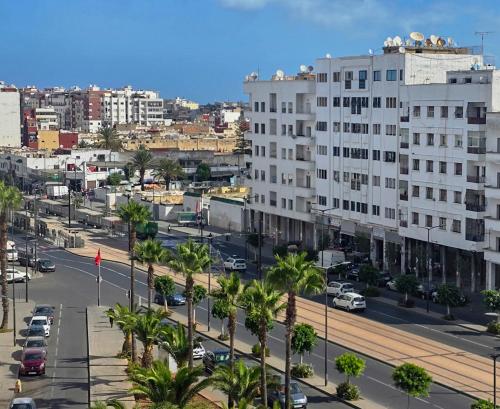 una ciudad con edificios, palmeras y una calle en Luxury Casablanca Studio - Close to Tram, en Casablanca