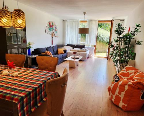 een woonkamer met een bank en een tafel bij Garden-Apartment next to the forest, free parking in Schonach