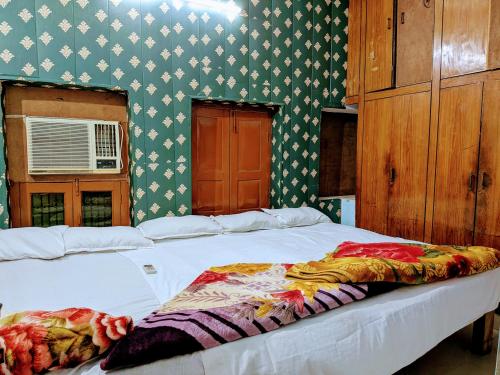 Giường trong phòng chung tại Maa Tara AC Home Stay