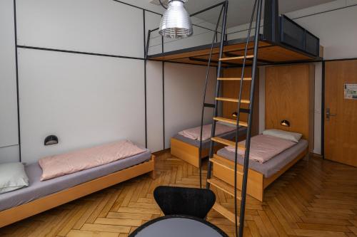 Una cama o camas en una habitación de Solothurn Youth Hostel