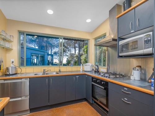 Η κουζίνα ή μικρή κουζίνα στο Pine Haven - Matarangi Holiday Home