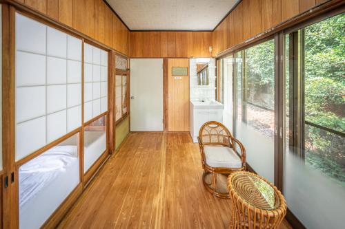 a room with two beds and a bench in a house at HANABI棟-BASE棟 サウナ BBQ 農業体験 花火 が楽しめる ペット可 貸し切りで最大12名宿泊可能 Wi-Fi完備 in Katori