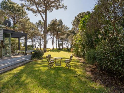 Κήπος έξω από το Pine Haven - Matarangi Holiday Home