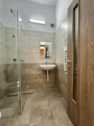 un baño con lavabo y ducha en 27 RENT Apartments, en Bucarest